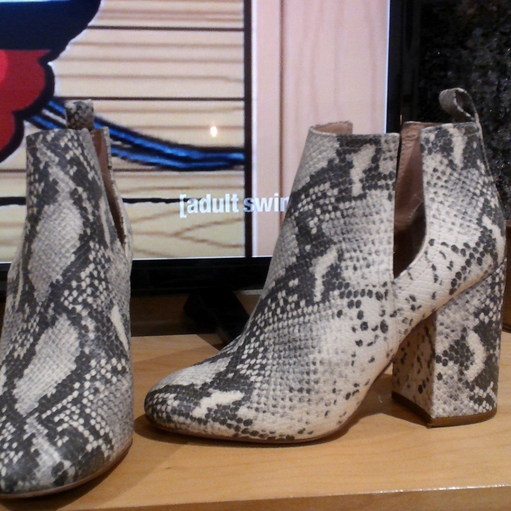 STEVE MADDEN 7.5M SNAKE SKIN BOOT